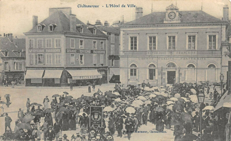 Carte postale ancienne Chateauroux L'Hotel De Ville à Châteauroux