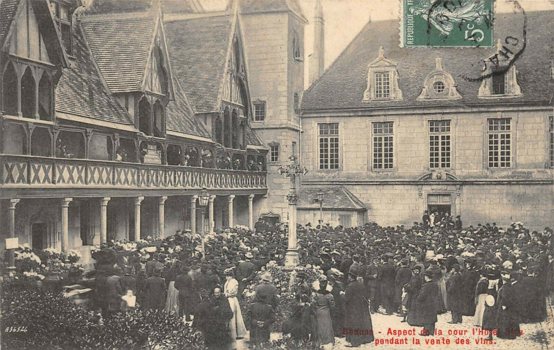 Carte postale ancienne Beaune Pendant La Vente Des Vins à Beaune