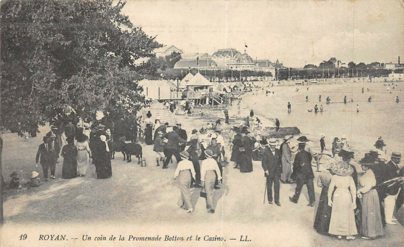 Carte postale ancienne Royan Un Coin De La Promenade Botton Et Le Casino à Royan