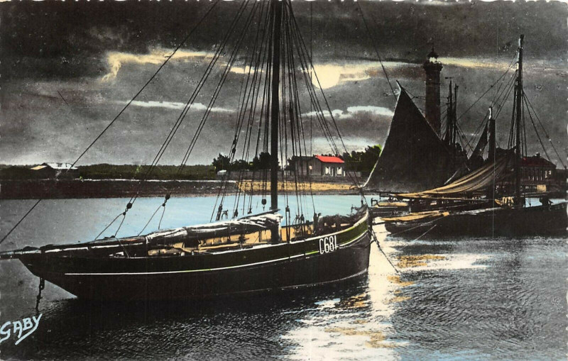 Carte postale ancienne Ouistreham Riva Bella Les Bateaux Pilotes Dans Le Port à Ouistreham