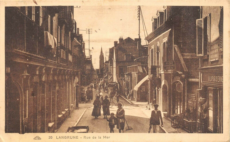 Carte postale ancienne Langrune La Rue De La Mer