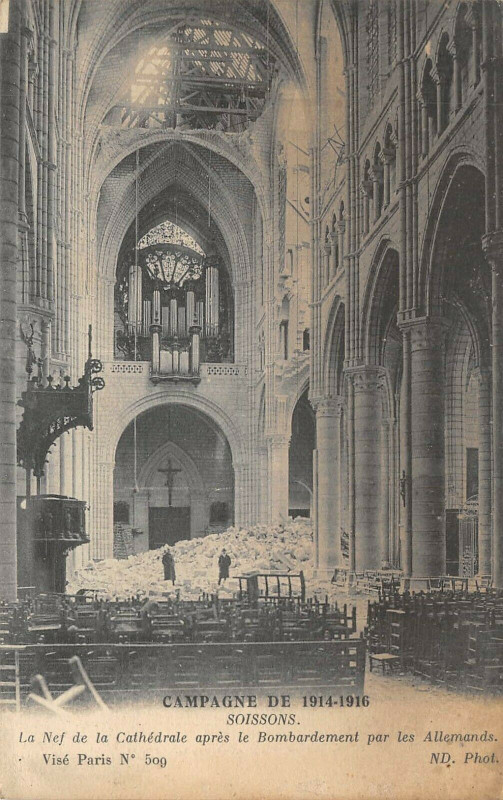 Carte postale ancienne Soissons Nef De La Cathedrale Apres Bombardement à Soissons