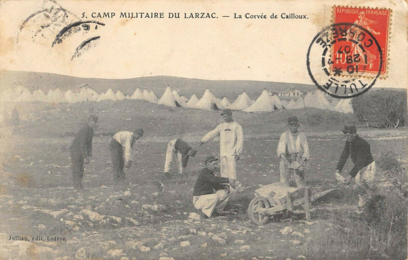Carte postale ancienne Camp Militaire Du Larzac La Corvee De Cailloux