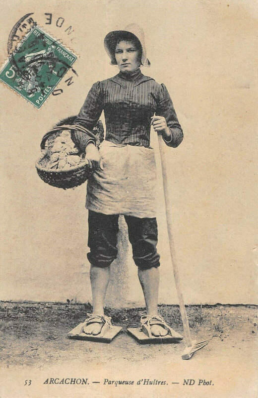 Carte postale ancienne Arcachon Parqueuse D'Huitres à Arcachon