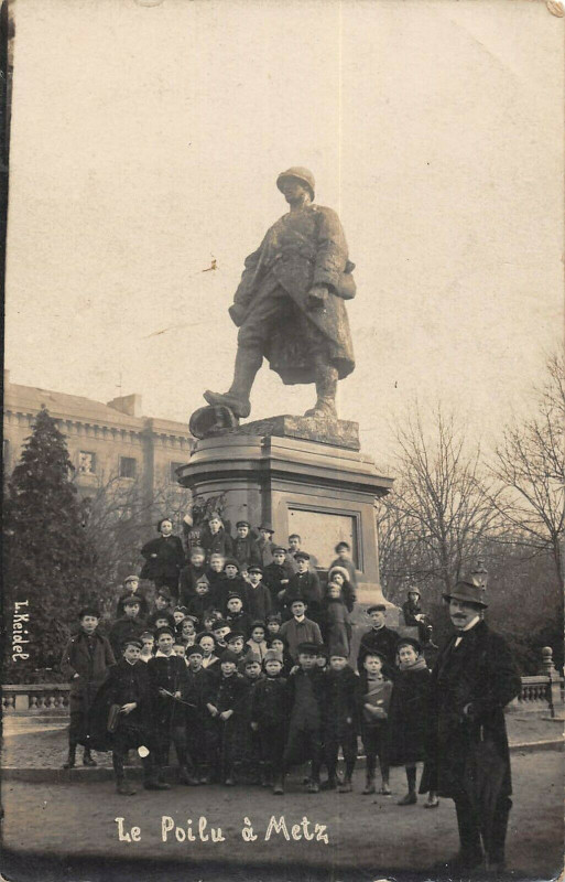 Carte postale ancienne Metz Carte Photo Le Poilu A Metz Anime Enfants à Metz