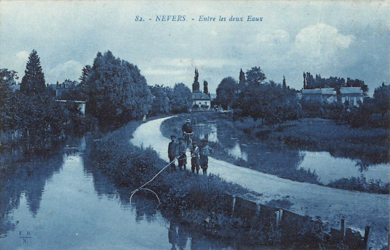 Carte postale ancienne Nevers Entre Les Deux Eaux à Nevers