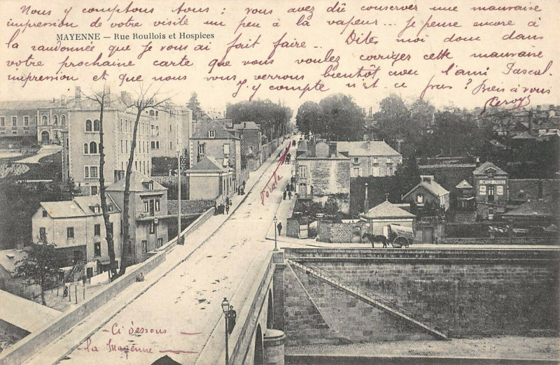 Carte postale ancienne Mayenne Rue Roullois Et Hospices à Mayenne
