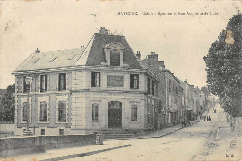 Carte postale ancienne Mayenne Caisse D'Epargne Et Rue Ambroise De Lore à Mayenne