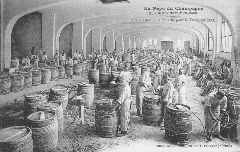 Carte postale ancienne Epernay Moet Et Chandon Champagne Preparation De La Futaille Vendange à Épernay