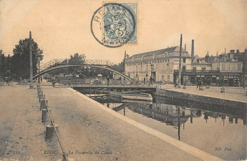 Carte postale ancienne Reims Passerelle Du Canal à Reims