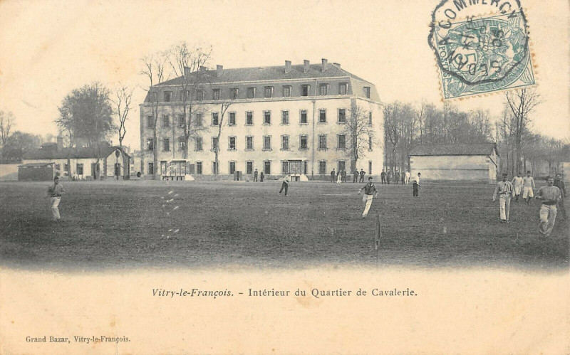 Carte postale ancienne Vitry Le Francois Interieur Du Quartier De Cavalerie