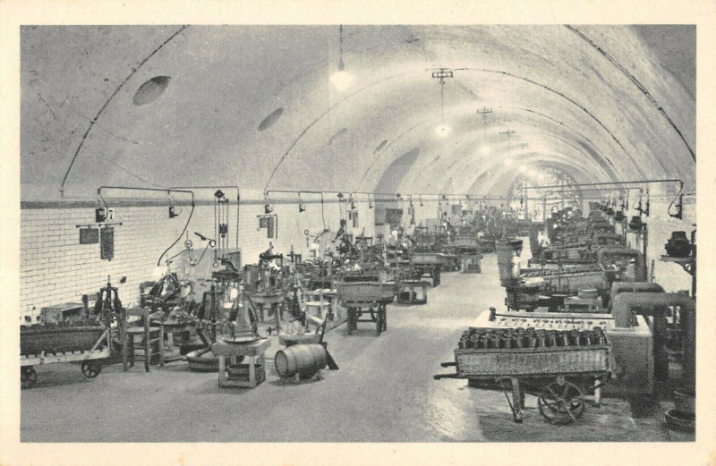 Carte postale ancienne Moet Et Chandon Epernay Chantiers De Degorgement à Épernay