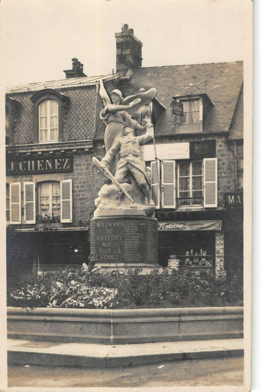 Carte postale ancienne Villedieu Carte Photo Du Monument