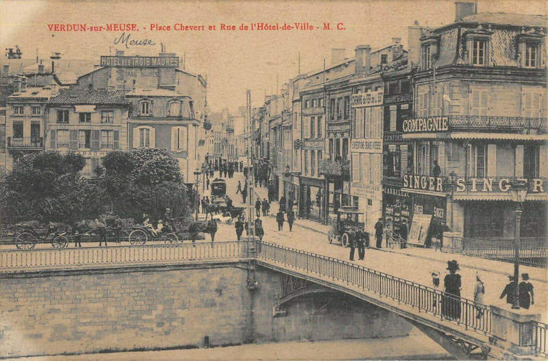 Carte postale ancienne Verdun Sur Meuse Place Chevert Et Rue De L'Hotel De Ville à Verdun