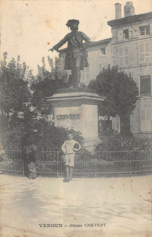 Carte postale ancienne Verdun Statue Chevert à Verdun