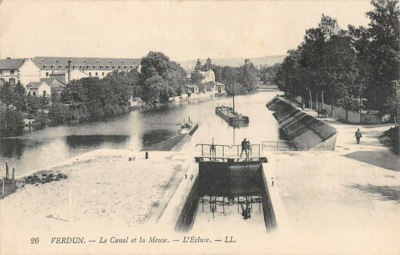 Carte postale ancienne Verdun Le Canal Et La Meuse Ecluse à Verdun