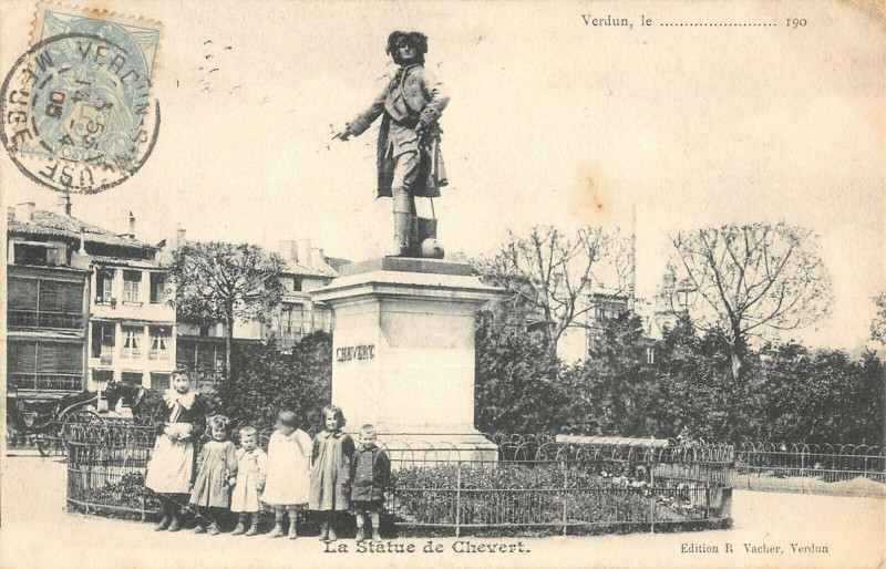 Carte postale ancienne Verdun Statue Chevert à Verdun