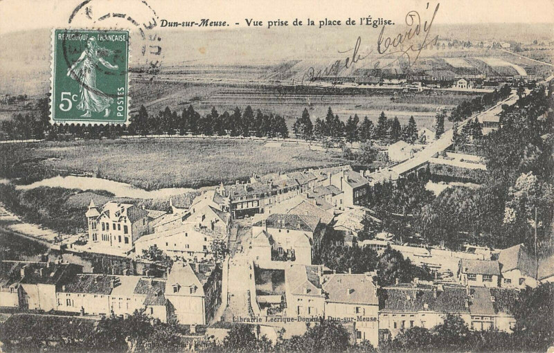 Carte postale ancienne Dun Sur Meuse Vue Prise De La Place De L'Eglise à Dun-sur-Meuse