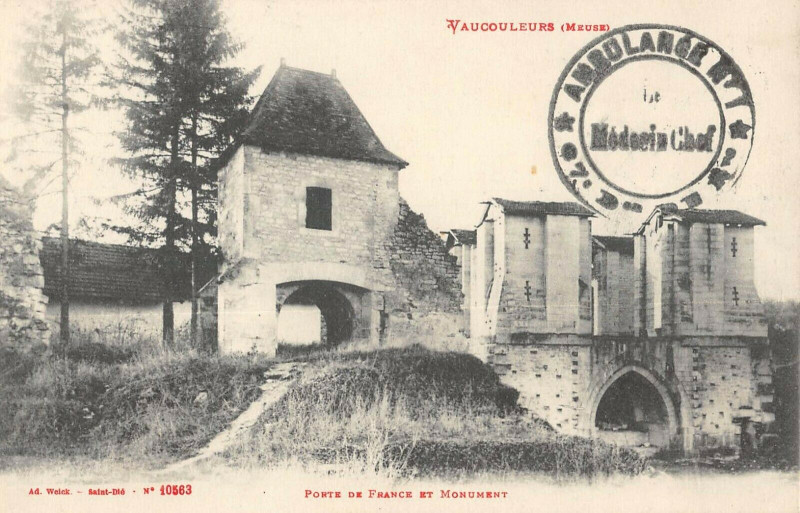 Carte postale ancienne Vaucouleurs Porte De France Et Monument à Vaucouleurs