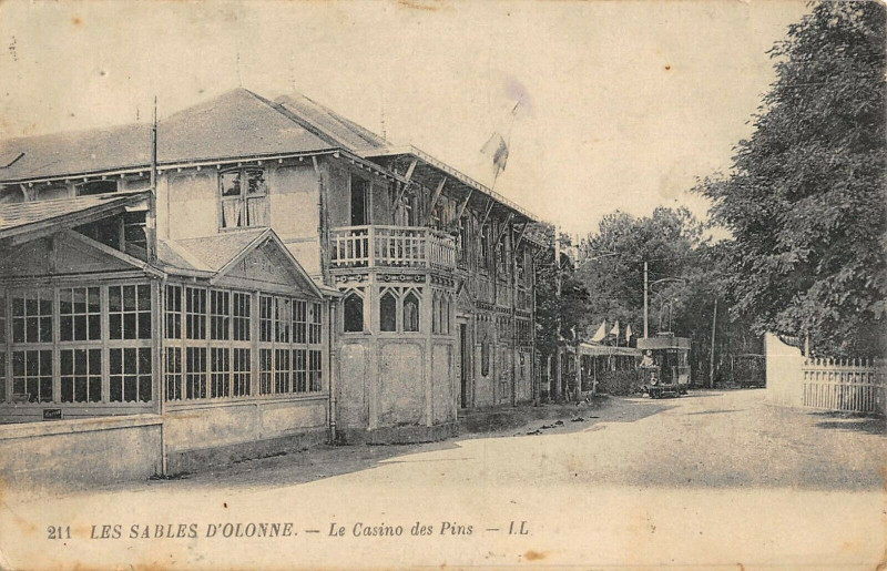 Carte postale ancienne Les Sables D'Olonne Le Casino Des Pins aux Sables-d'Olonne