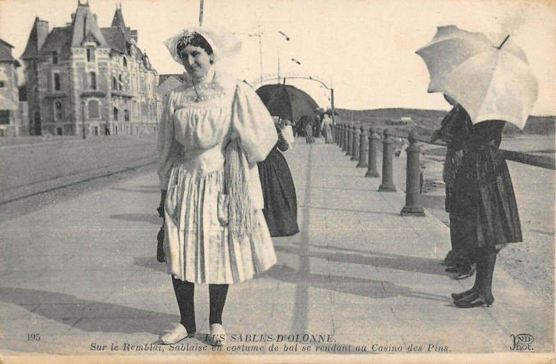 Carte postale ancienne Les Sables D'Olonne Sur Le Remblai En Costume De Bal aux Sables-d'Olonne