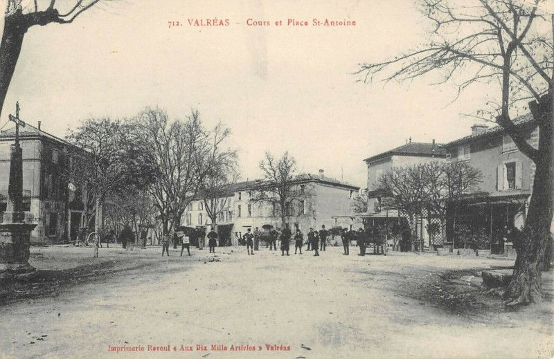 Carte postale ancienne Valreas Cours Et Place Saint Antoine à Valréas
