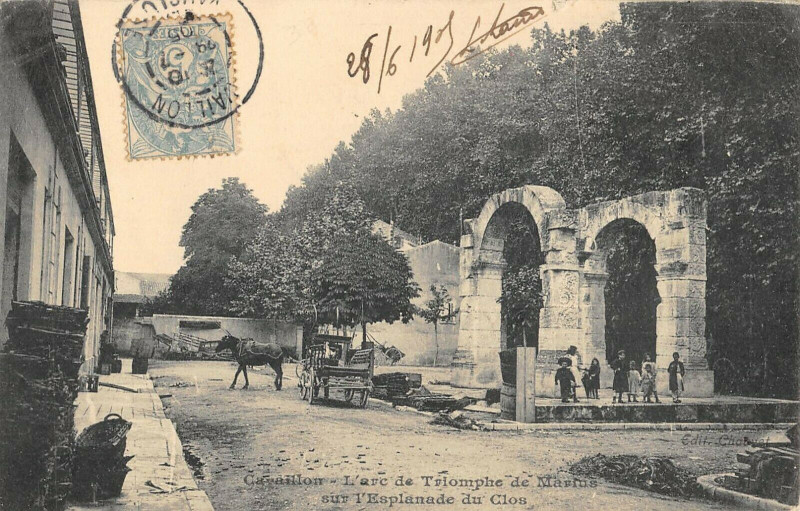 Carte postale ancienne Cavaillon Arc De Triomphe De Marius Sur L'Esplanade Du Clos à Cavaillon