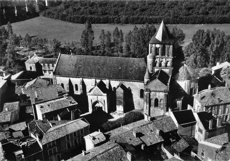 Carte postale ancienne Lusignan Eglise Romane à Lusignan