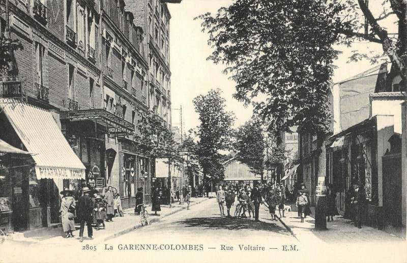 Carte postale ancienne La Garenne Colombes Rue Voltaire à Colombes