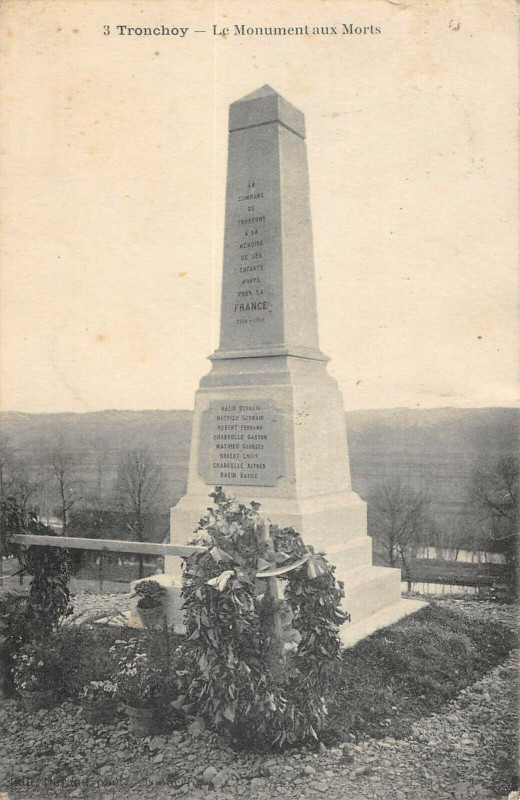 Carte postale ancienne Tronchoy Monument Aux Morts à Tronchoy