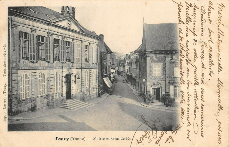 Carte postale ancienne Toucy Mairie Et Grande Rue à Toucy
