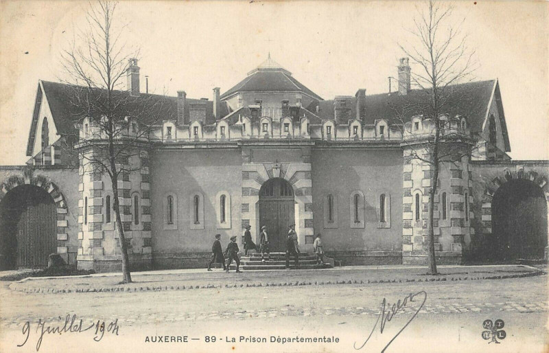 Carte postale ancienne Auxerre La Prison Departementale à Auxerre