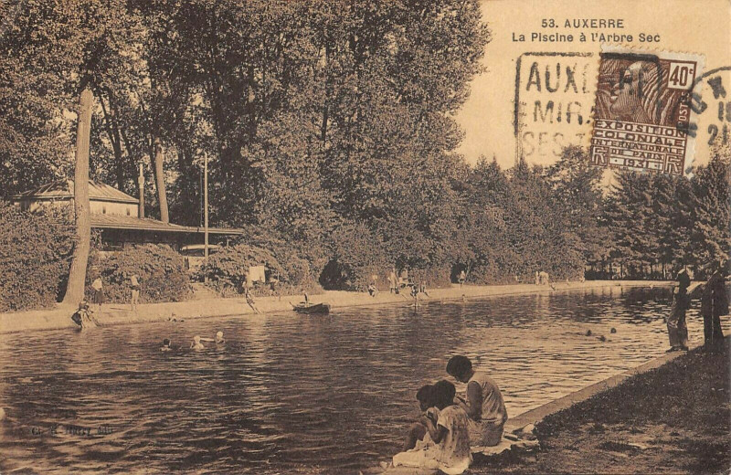 Carte postale ancienne Auxerre La Piscine A L'Arbre Sec à Auxerre