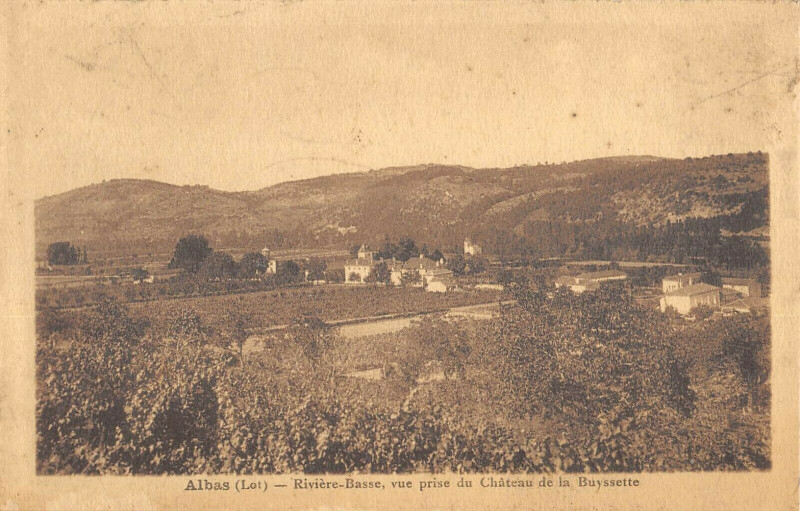 Carte postale ancienne Albas Riviere Basse Vue Prise Du Chateau De La Buyssette à Albas