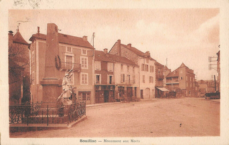 Carte postale ancienne Souillac Monument Aux Morts à Souillac