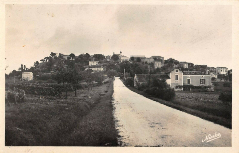 Carte postale ancienne Monflanquin Route Des Castillonnes Arrivee Ouest à Monflanquin