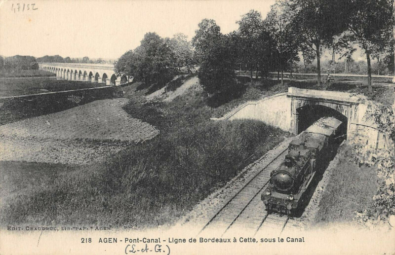 Carte postale ancienne Agen - Pont-Canal - Ligne de Bordeaux a Cette - sous le Canal à Agen