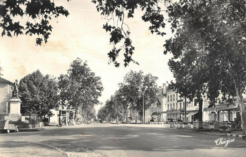 Carte postale ancienne Nerac Les Allees D'Albret à Nérac