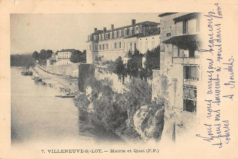 Carte postale ancienne Villeneuve Sur Lot Mairie Et Quai à Villeneuve-sur-Lot