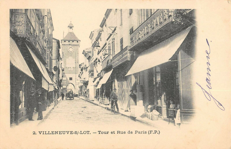 Carte postale ancienne Villeneuve Sur Lot Tour Et Rue De Paris à Villeneuve-sur-Lot