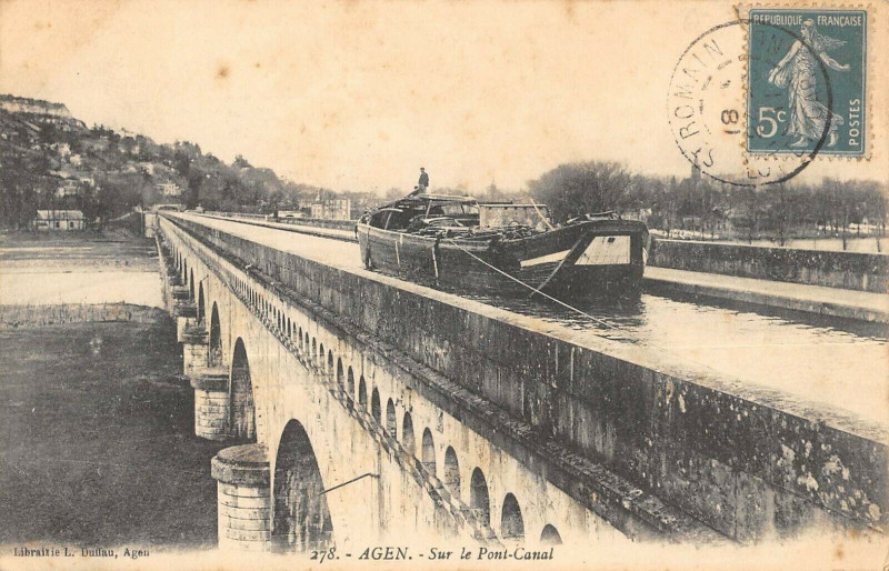 Carte postale ancienne Agen Sur Le Pont Canal à Agen