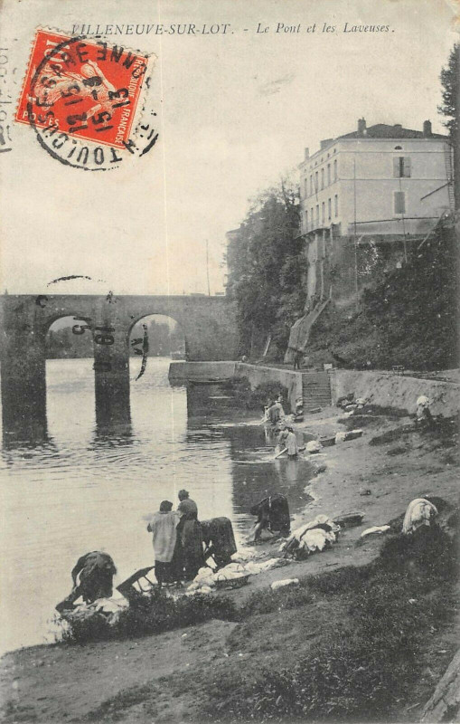 Carte postale ancienne Villeneuve Sur Lot Le Pont Et Les Laveuses à Villeneuve-sur-Lot