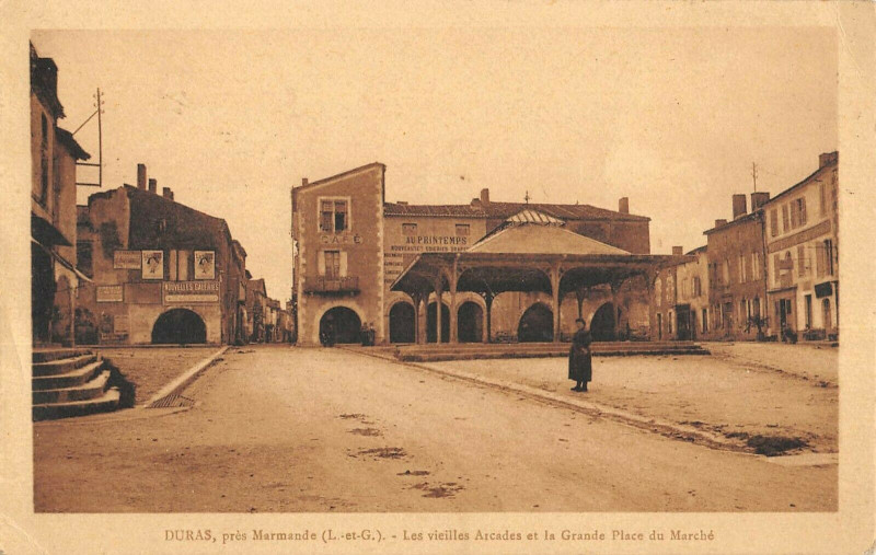 Carte postale ancienne Duras Les Vieilles Arcades Et Grande Place Du Marche à Duras