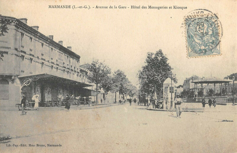 Carte postale ancienne Marmande Avenue De La Gare Hotel Des Messageries Et Kiosque à Marmande