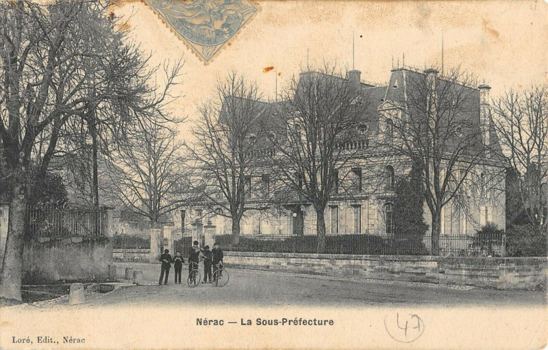 Carte postale ancienne Nerac La Sous Prefecture à Nérac