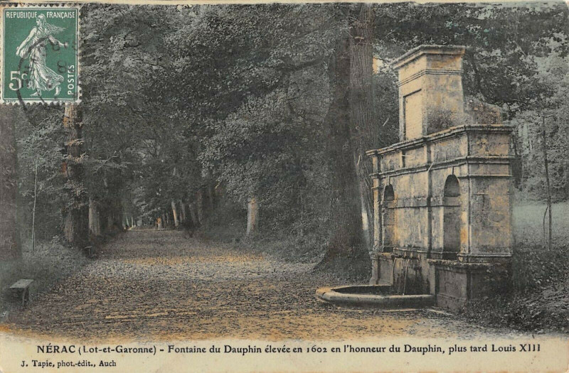 Carte postale ancienne Nerac Fontaine Du Dauphin à Nérac