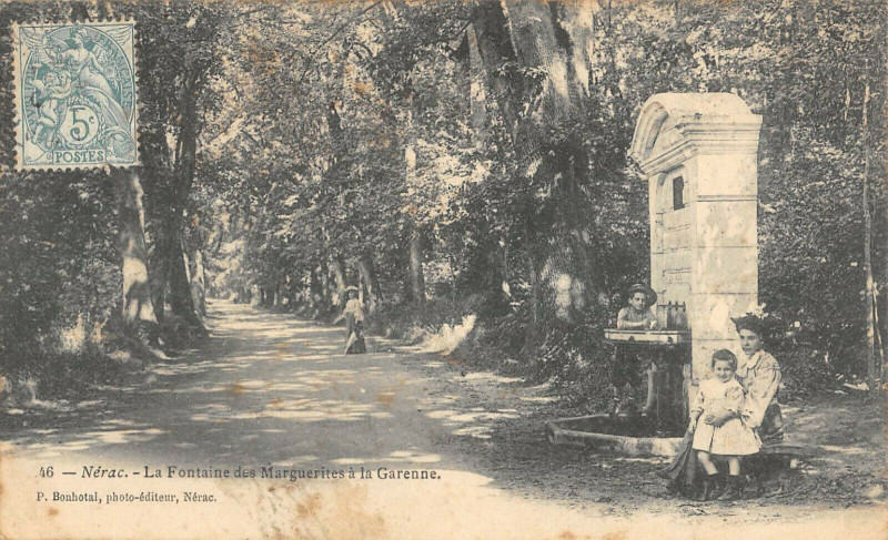 Carte postale ancienne Nerac La Fontaine Des Marguerites A La Garenne à Nérac