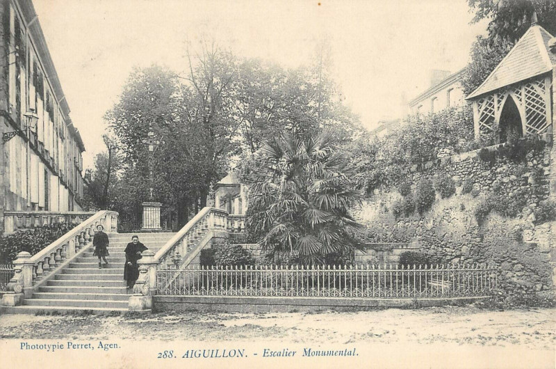Carte postale ancienne Aiguillon Escalier Monumental à Aiguillon