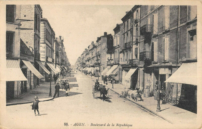 Carte postale ancienne Agen Boulevard De La Republique à Agen
