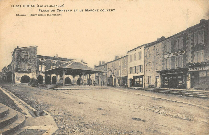 Carte postale ancienne Duras Place Du Chateau Marche Couvert à Duras